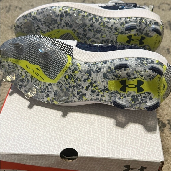 Brand Bew Under Armour Men's White and Black Athletic Shoes Cleats size 7.5 - Picture 3 of 3